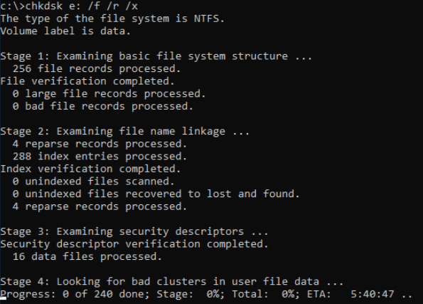 Tapez la commande chkdsk /r et appuyez sur Entrée.
Attendez que l'outil CHKDSK vérifie et répare les erreurs sur le disque dur.